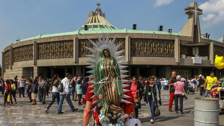 Peregrinos de todas partes del país y el extranjero recorren cientos de kilómetros a pie para visitar a "Nuestra Señora de Guadalupe". La Basílica de Guadalupe es el segundo recinto católico más visitado en el mundo, sólo después de la Basílica de San Pedro en Roma.