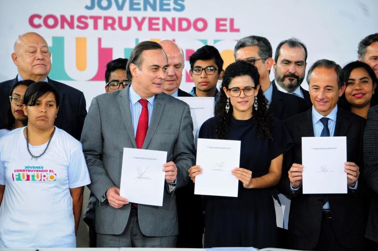 Firma del primer convenio de empresas con la Secretaría del Trabajo. Foto: Hugo Salazar   EE