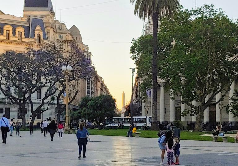 El inicio de verano austral en la Plaza de Mayo, Buenos Aires. Foto: Nicolás Lucas.