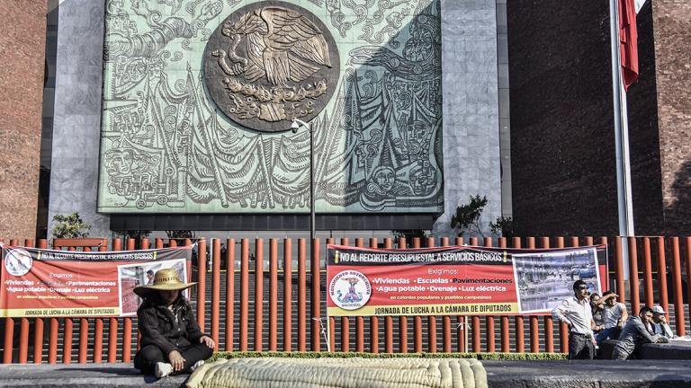 CIUDAD DE MÃ‰XICO, 23DICIEMBRE2018.- Personas pertenecientes a organizaciones campesinas mantienen cercado por tercer dÃa consecutivo los accesos al Palacio Legislativo de San LÃ¡zaro, debido al recorte presupuestal en agricultura, el cual representa aproximadamente 20 mil millones de pesos. Se espera que en el transcurso de la tarde se reanude la sesiÃ³n ordinaria en CÃ¡mara de Diputados para debatir sobre el Presupuesto de Egresos de la FederaciÃ³n de 2019. FOTO: MARIO JASSO /CUARTOSCURO.COM