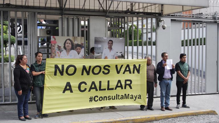 CIUDAD DE MÃ‰XICO, 08AGOSTO2017.- Representantes de comunidades mayas de los municipios de HopelchÃ©n y Tenabo, Campeche, protestaron frente a las oficinas de la ComisiÃ³n Nacional de Derechos Humanos, por el hostigamiento e intimidaciÃ³n del que son vÃctimas por su participaciÃ³n en la consulta indÃgena ordenada por la Suprema Corte de Justicia de la NaciÃ³n y recomendada por la ComisiÃ³n Nacional de Derechos Humanos sobre los permisos de liberaciÃ³n de soya transgÃ©nica al medio ambiente.FOTO: ISAAC ESQUIVEL /CUARTOSCURO.COM