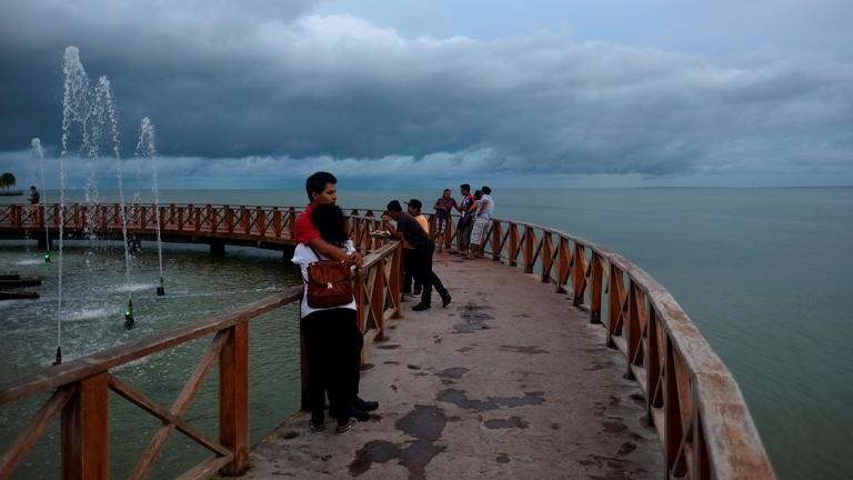 People observe the Chetumal Bay with heavy clouds caused by the proximity of the tropical storm Franklin to the coast of Quintana Roo,  Mexico - People observe the Chetumal Bay with heavy clouds caused by the proximity of the tropical storm Franklin to the coast of Quintana Roo, Mexico August 7, 2017. REUTERS/Victor Ruiz Garcia