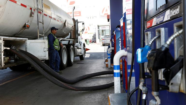 A tanker truck delivers fuel at a gas station, in Zapopan - A tanker truck delivers fuel at a gas station, in Zapopan, Mexico January 9, 2019.  REUTERS/Fernando Carranza