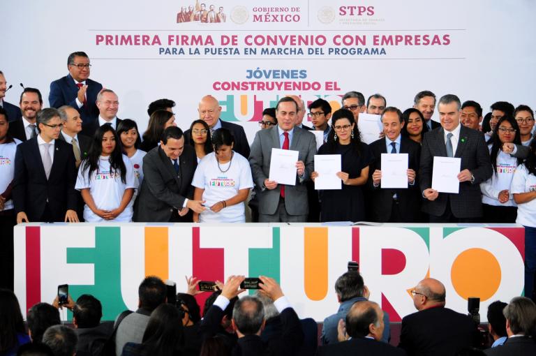 Firma del primer convenio de empresas con la Secretaría del Trabajo. Foto: Hugo Salazar   EE