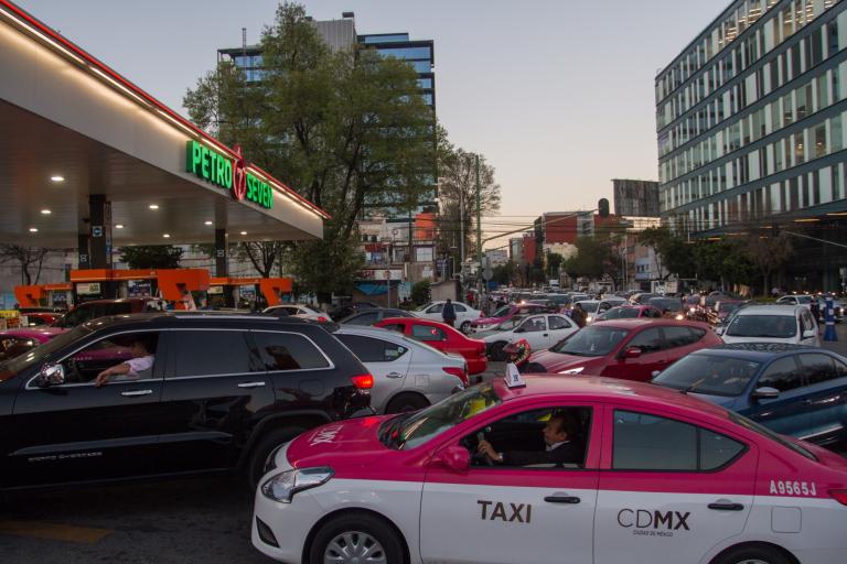 Largas filas en gasolineras para recargar combustible. Foto. Isaac Esquivel, Cuartoscuro