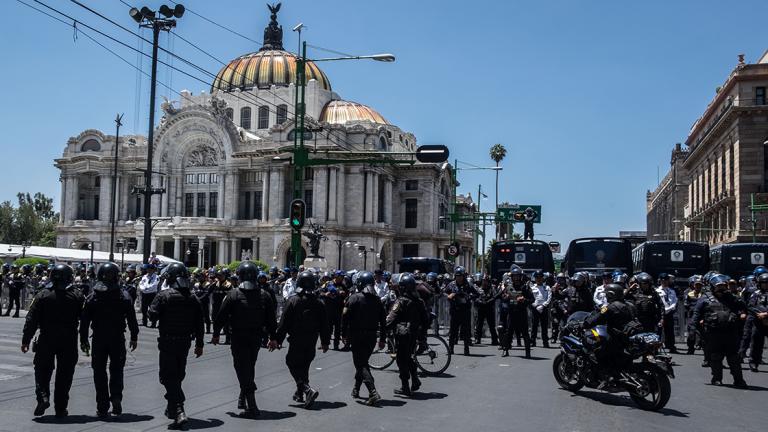 CIUDAD DE MÃ‰XICO, 04JUNIO2018.- Maestros de la Coordinadora Nacional de Trabajadores de la EducaciÃ³n (CNTE) marcharon desde metro Balbuena hasta la SEGOB en lo que llamaron una "huelga nacional" por la abrogaciÃ³n de la Reforma Educativa. Los profesores llegaron de varios estados del paÃs, principalmente de Oaxaca, por la maÃ±ana llegaron en camiones que fueron retenidos por algunas horas por la policÃa capitalina en las entradas de la ciudad, los inconformes han anunciado que instalarÃ¡n un campamento en las inmediaciones de la SecretarÃa de GobernaciÃ³n hasta que sea instalada una mesa de diÃ¡logo. FOTO: ANDREA MURCIA  /CUARTOSCURO.COM