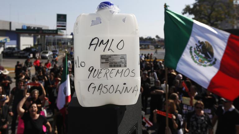 GUADALAJARA, JALISCO, 13ENERO2018.- Decenas de personas que integran el colectivo “Mexicanos por la Libertad” y “Xiudadanos MX” protestaron en las confluencias de la Glorieta Minerva en contra de las medidas tomadas por el Presidente de la Republica Andrés Manuel López Obrador para combatir el robo de combustible, ya que a causa de eso el país pasa por una crisis de desabasto de gasolina.FOTO: FERNANDO CARRANZA GARCIA / CUARTOSCURO.COM