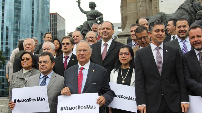 www.cuartoscuro.com - CIUDAD DE MÃ‰XICO, 29AGOSTO2017.- Representantes de alrededor de 200 organizaciones de la sociedad civil, se dieron cita en el ÃÅngel de la Independencia para exigir a la ProcuradurÃa General de la RepÃºblica que se convierta en una â€œfiscalÃa autÃ³noma, capaz e independienteâ€ù para mejorar sus funciones y deje de estar consignada a la polÃtica, la corrupciÃ³n y la incompetencia. Al centro, Gustavo de Hoyos Walter, presidente de la Coparmex. FOTO: GALO CAÃ‘AS /CUARTOSCURO.COM