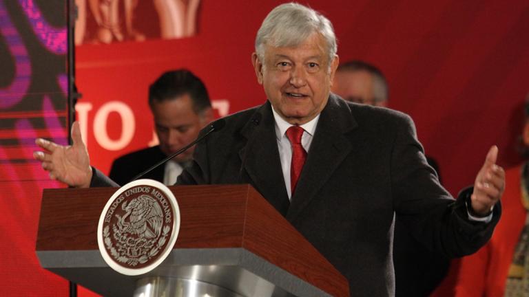 140118 ANDRES MANUEL LOPEZ OBRADOR, PRESIDENTE DE MEXICO, EN LA CONFERENCIA MATUTINA PRESENTA LA ESTRATEGIA CONTRA EL ROBO DEL COMBUSTIBLE. PALACIO NACIONAL, CDMX. FOTO: ADRIANA HERNANDEZ.