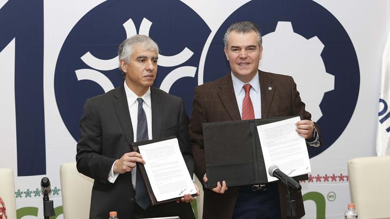 SERGIO LOPEZ AYLLON Y FRANCISCO CERVANTES DIAZ DURANTE LA FIRMA DE CONVENIO ENTRE LA CONCAMIN Y EL CIDE . FOTO :HUGO SALAZAR / EL ECONOMISTA .