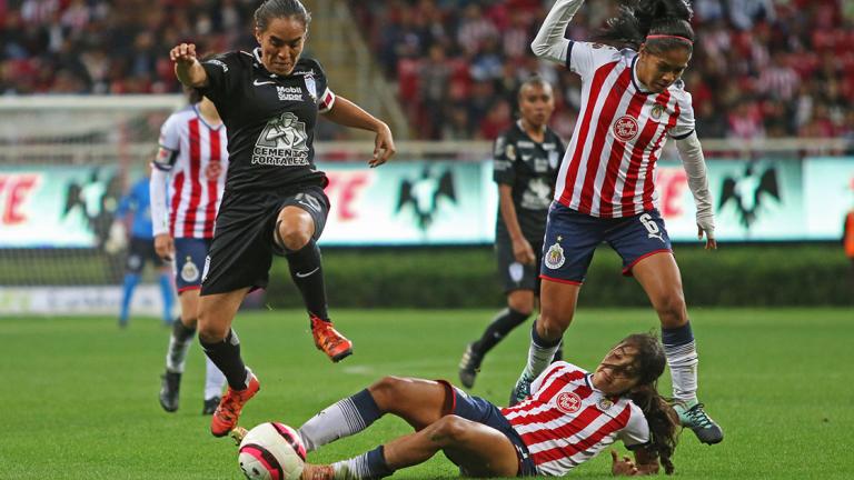 ZAPOPAN, JALISCO. 24NOVIEMBRE2017.- Mónica Ocampo jugadora de Pachuca disputa un balón a Miriam García de Chivas, en partido correspondiente a la Final del Torneo Apertura 2017 de la Liga MX Femenil, en donde se enfrentan los equipos de las Chivas vs Pachuca, en juego que se lleva a cabo en el Estadio Chivas. El marcador al momento es de 1-0 a favor del equipo local.FOTO: FERNANDO CARRANZA GARCIA / CUARTOSCURO.COM