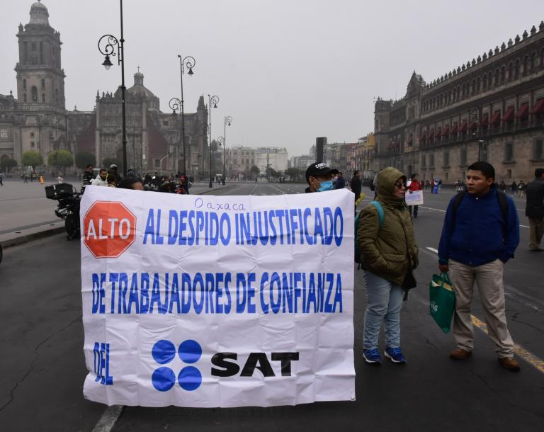 Trabajadores del SAT de varias partes del país que fueron despedidos por la nueva administración, se manifestaron frente a Palacio Nacional donde le exigen al presidente que cumpla su palabra de campaña de que no habrá despidos. Foto: Cuartoscuro