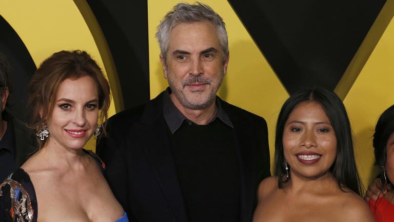 Alfonso Cuaron, Mariana de Tavira, Yalitza Aparicio - ARCHIVO â€“  El director mexicano Alfonso CuarÃ³n posa con las actrices mexicanas Mariana de Tavira, izquierda, y Yalitza Aparicio en la alfombra roja de la pelÃcula "Roma" en la Ciudad de MÃ©xico en una fotografÃa del 17 de diciembre de 2018. â€œRomaâ€ù fue nominada a 10 Oscar incluyendo mejor pelÃcula, mejor pelÃcula extranjera, director para CuarÃ³n, mejor actriz para Aparicio y mejor actriz de reparto para De Tavira. (Foto AP/Marco Ugarte, archivo) - A DECEMBER 17, 2018 FILE PHOTO