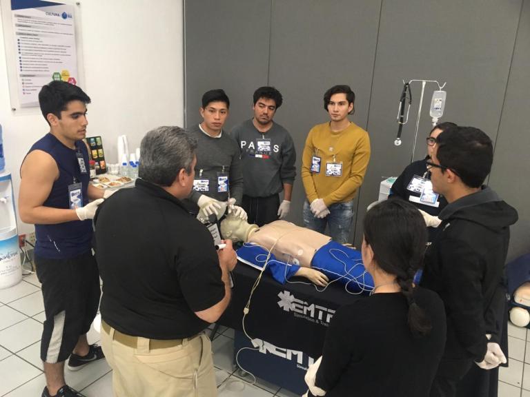 Estudiantes del curso durante la práctica con un maniquí - Foto: Cortesía 