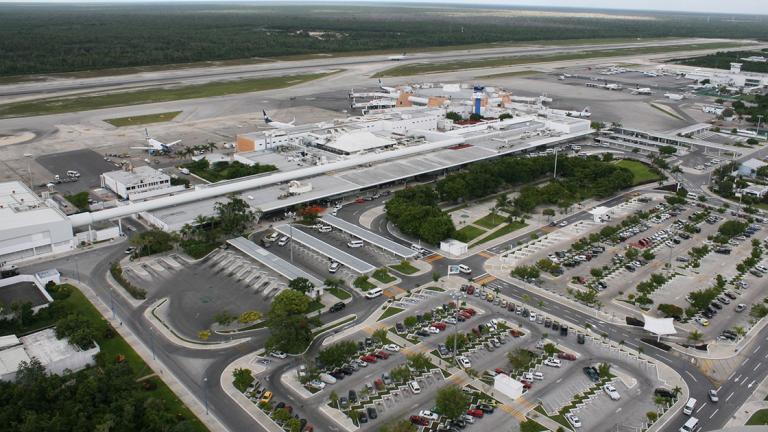 NUEVA TORRE DE CONTROL CANCUN - CANCUN, QUINTANA ROO, 17OCTUBRE2009.- Aspectos de la nueva torre de control del Aeropuerto Internacional de Cancun, catalogada como una de las mas altas de latinoamerica, aparte de en los pr—ximos d’as se pondr‡ en marcha la segunda pista de esta terminal ‡rea.FOTO: AMARANTA PRIETO/CUARTOSCURO.COM