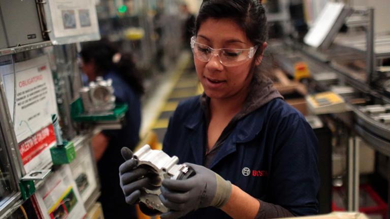 At work in the auto parts production line in the Bosch factory in San Luis Potosi, Mexico, on January 11, 2017.US President Donald Trump has threatened to impose a 35 percent import tariff on companies that ship jobs to Mexico. / AFP PHOTO / PEDRO PARDO