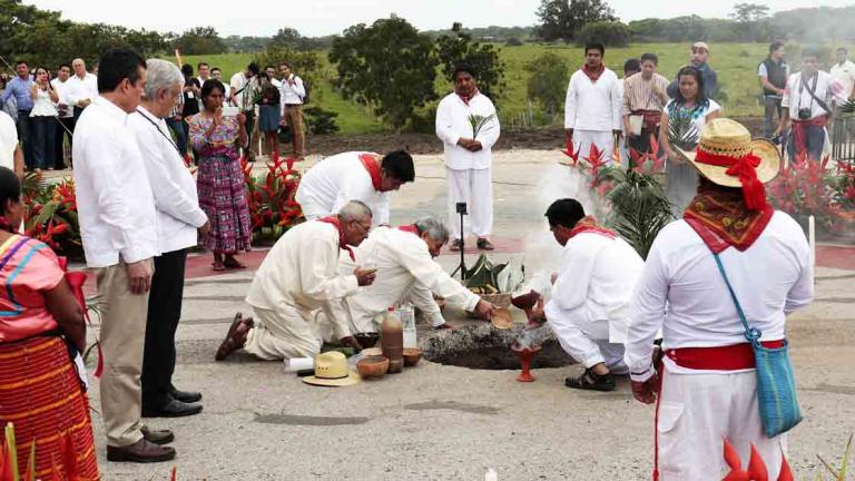 El presidente Andrés Manuel López Obrador, el día que encabezó una celebración y ritual para solicitar permiso a la tierra para las obras del Tren Maya. Foto: Notimex.