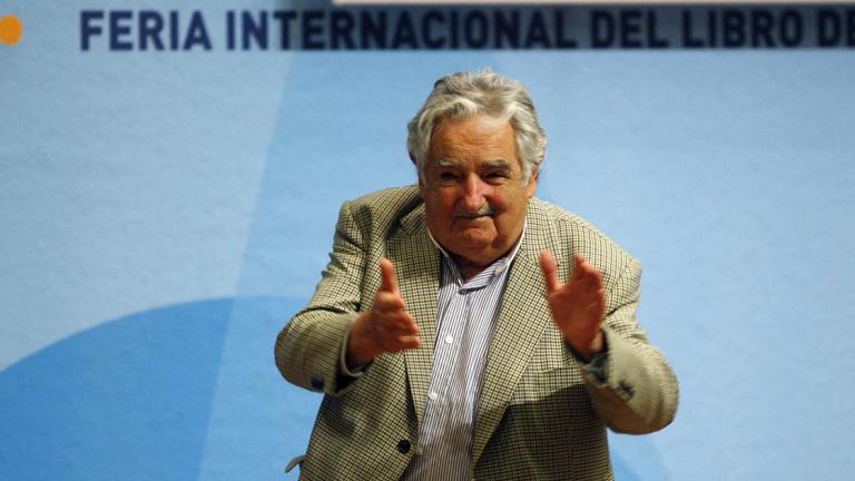 GUADALAJARA, JALISCO, 07DICIEMBRE2014.- Hoy en la Expo y en el marco de la edición 28 de la Feria Internacional del Libro de Guadalajara 2014 (FIL), se llevo a cabo un Dialogo entre el Presidente de la Republica Oriental de Uruguay, José Mujica y el Periodista, Ricardo Rocha.FOTO: FERNANDO CARRANZA GARCIA / CUARTOSCURO.COM