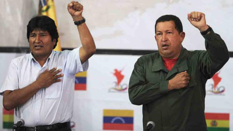 Unasur vive una crisis, después de que seis países decidieran suspender su participación. En la imagen, Evo Morales, cuyo país, Bolivia, es sede el Parlamento de Unsaur, y Hugo Chávez, principal promotor del bloque. Foto: AFP.