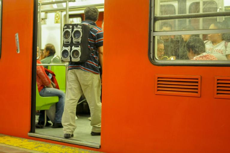 M�XICO, D.F., 31DICIEMBRE2013.- Vendedores ambulantes contin�an trabajando en los convoyes dentro de las instalaciones de la L�nea 1 del metro. Los comerciantes trabajan de forma m�s discreta, no le suben tanto el volumen a sus bocinas, esconden sus productos en bolsas negras y a veces se suben en parejas al convoy.FOTO: DIEGO SIM�N S�NCHEZ /CUARTOSCURO.COM