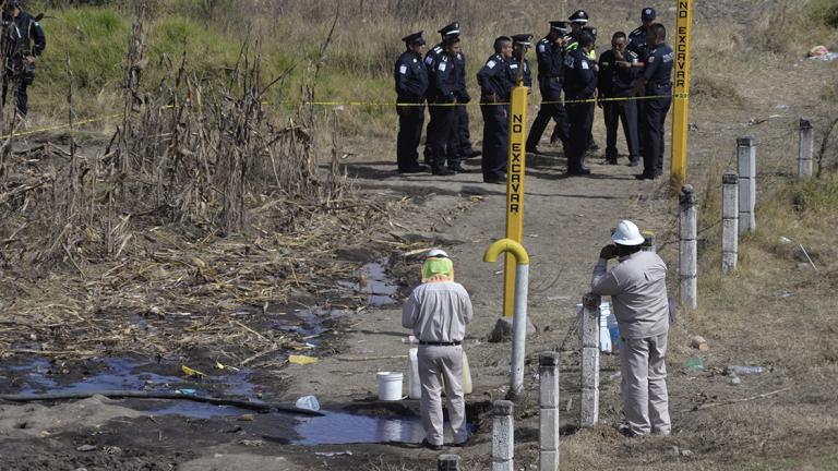 TOLUCA, ESTADO DE MÃ‰XICO, 06DICIEMBRE2018.- PolicÃas municipales de Toluca, de la Secretaria de Seguridad Estatal y PolicÃa Militar resguardan una toma clandestina de gasolina ubicada a un costado del Libramiento Bicentenario, en la comunidad de Santa Cecilia, hubo un enfrentamiento entre pobladores y policÃas despuÃ©s de que se estaban robando el combustible. FOTO: ARTEMIO GUERRA BAZ /CUARTOSCURO.COM