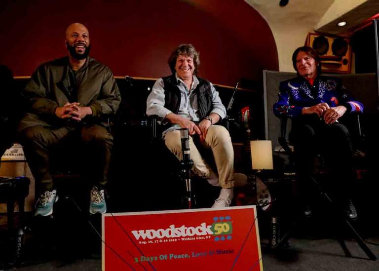 El rapero Common, Michael Lang (cofundador de Woodstock) y John Fogerty. Foto: Reuters 