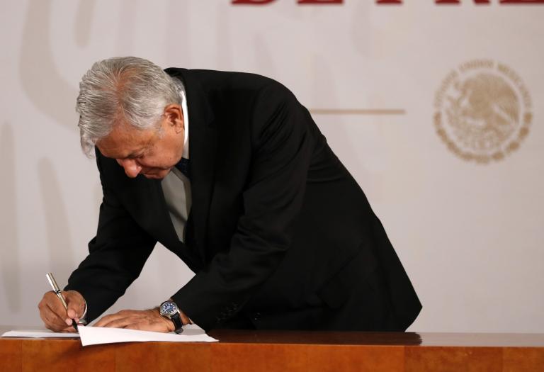 Andrés Manuel López Obrador, al firmar una carta compromiso para su no reelección. Foto: Notimex