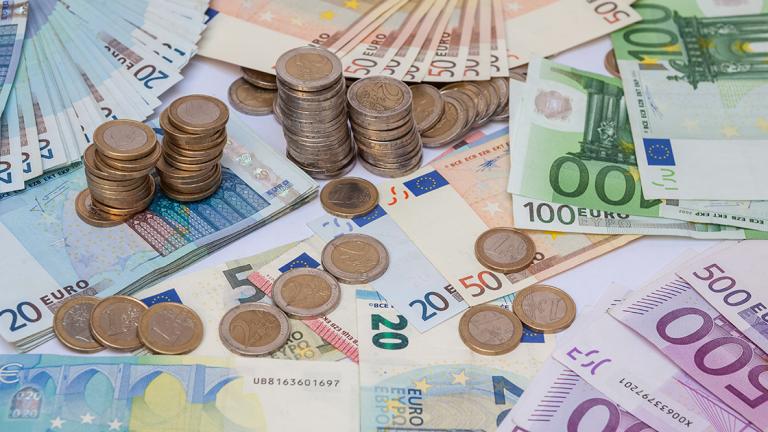 La SHCP indicó que se recibió una demanda por la transacción de aproximadamente 9,000 millones de euros. Foto: Shutterstock