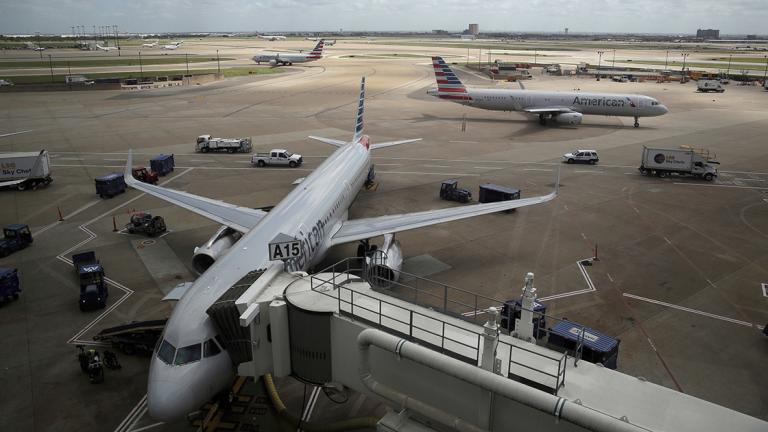 ARCHIVO - En esta fotograf�a del 16 de junio de 2018, se muestran aviones de American Airlines en el Aeropuerto Internacional de Dallas-Fort Worth en Grapevine, Texas. (AP Foto/Kiichiro Sato, Archivo) - JUNE 16, 2018, FILE PHOTO