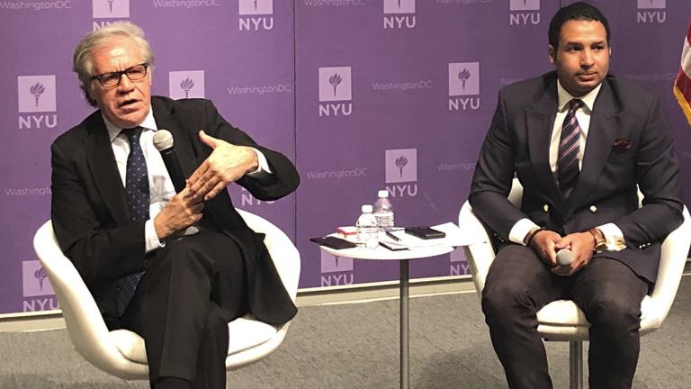 El secretario general de la Organización de Estados Americanos Luis Almagro, a la izquierda, habla con Geovanny Vicente Romero durante un evento en el campus de la Universidad de Nueva York en Washington el miércoles 24 de abril de 2019. (AP Foto / Luis Alonso Lugo) - BEST QUALITY AVAILABLE