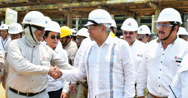 El presidente Andrés Manuel López Obrador visitó la refinería de Salina Cruz, en Oaxaca. Foto: Notimex