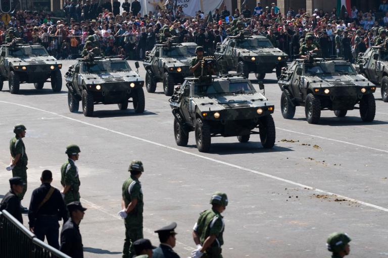 Elementos del ejército mexicano realizaron el desfile militar que se realizó en el Zócalo, por el Aniversario de la Revolución Mexicana.