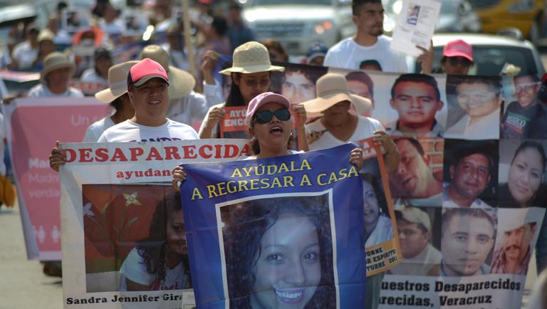 XALAPA, VERACRUZ, 10MAYO2010.- Decenas de madres de desaparecidos marchan en la capital del Estado en el marco del "Día de las Madres",  con consignas como "vivos se los llevaron, vivía los queremos" "te queremos vivo" "este día no es de fiesta, es de lucha y de protesta" exigían la aparición con vida de sus familiares y amigos, Esta marcha de lleva a cabo a nivel nacional. FOTO: ALBERTO ROA/CUARTOSCURO