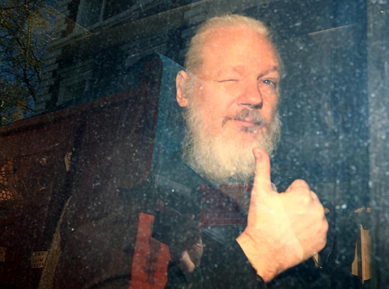 Julian Assange, en el momento de ser arrestado por la policía londinense, el pasado 11 de abril. Foto: Reuters