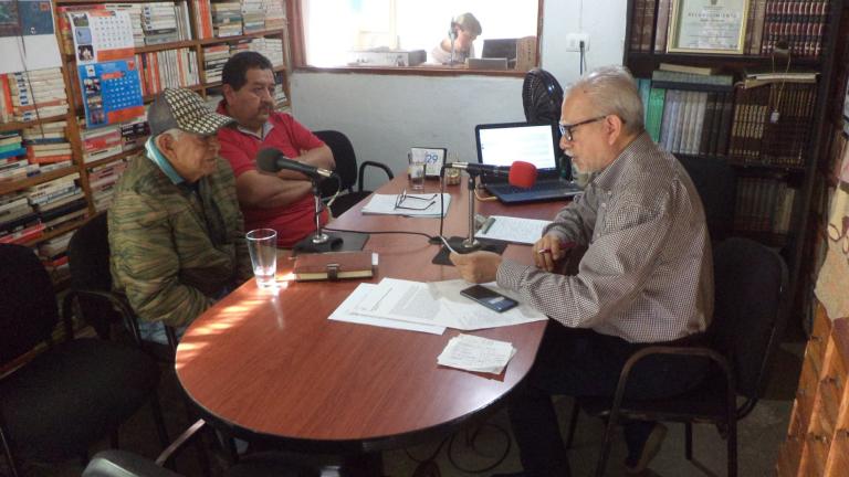 Élfego Riveros Hernández, representante legal de Radio Teocelo, durante una emisión de la estación comunitaria. Foto: Cortesía Radio Teocelo