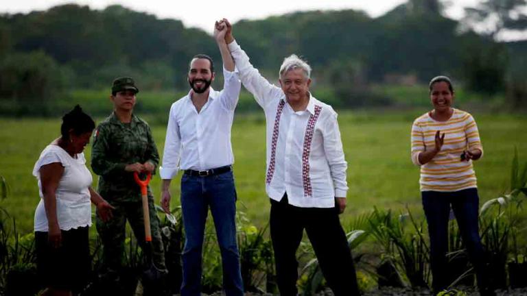 El presidente de El Salvador, Nayib Bukele, firmó con Andrés Manuel López Obrador el acuerdo de cooperación bilateral entre ambos países. Foto: Reuters