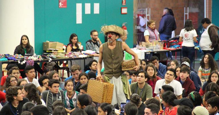 El sacerdote jesuita venezolano, Dizzi Perales realizó un performance ante jóvenes de la Universidad Iberoamericana. Foto EE: Cortesía