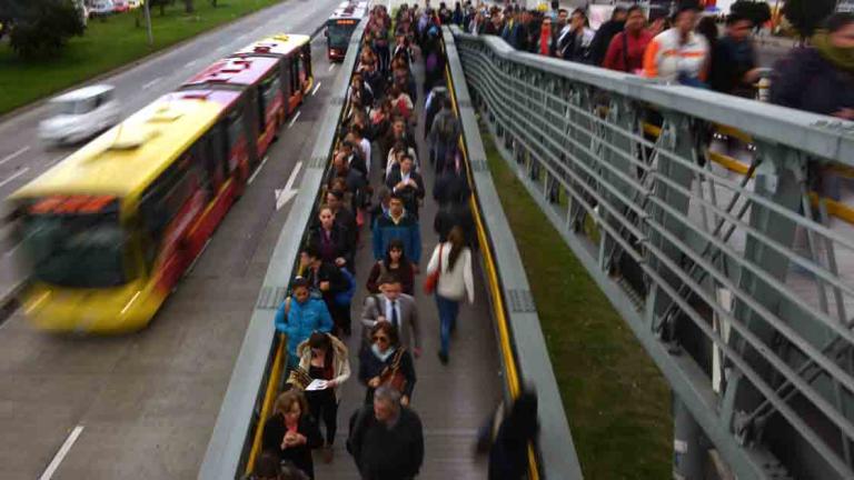 El Transmilenio, donde se inspiró el Metrobús mexicano, está siendo rebasado por la demanda de los pasajeros, de ahí que el gobierno colombiano planee la construcción de la primer línea de metro de Bogotá. Foto: AFP.