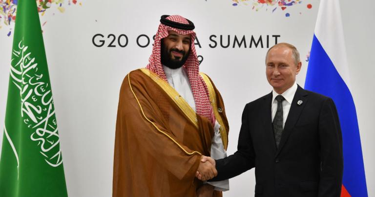 El presidente de Rusia Vladimir Putin y el príncipe heredero saudita Mohamed bin Salmán se reunieron durante la Cumbre del G20. Foto: Reuters