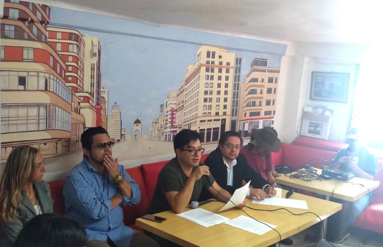 Rueda de prensa de los vecinos del Edificio Trevi, ubicado en Cristóbal Colón 1. Foto EE: Fernando Gutiérrez