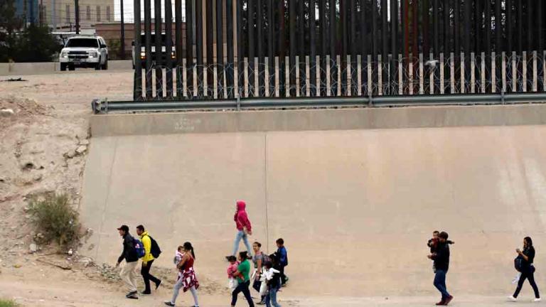 Migrantes intentan entrar a Estados Unidos desde Ciudad Juárez a El Paso, a fines de junio de 2019. Foto: Reuters.