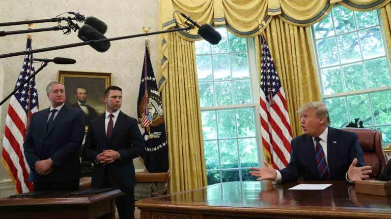 El acuerdo entre Guatemala y Estados Unidos fue firmado en el Despacho Oval de la Casa Blanca, con el ministro guatemalteco del Interior, Enrique Degenhart, como testigo. Foto: Reuters.