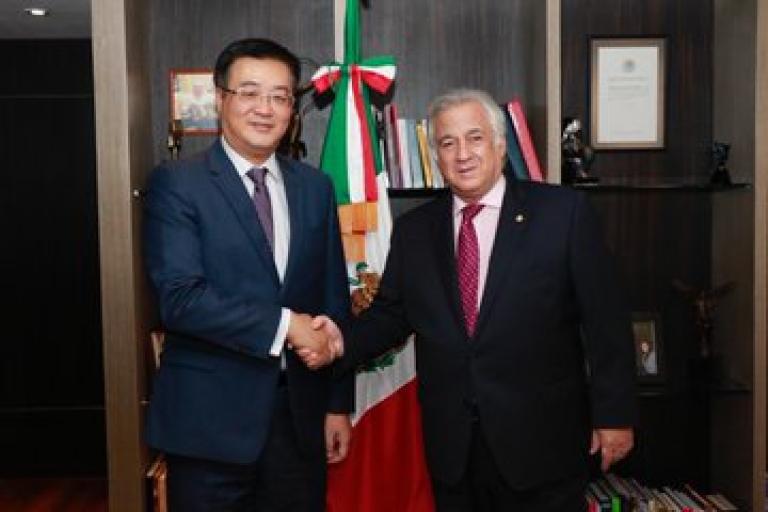 Zhu Qingqiao, embajador de la República Popular de China en México, inició su misión diplomática al país hace unas semanas. En la imagen, con el secretario de Turismo, Miguel Torruco. Foto: Sectur.