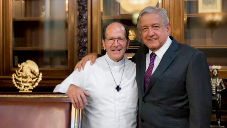 El presidente Andrés Manuel López Obrador recibió a Alejandro Solalinde en Palacio Nacional. Foto: Notimex