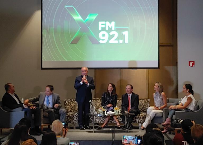 Pedro Ferriz de Con, de pie, en la presentación del concepto de radio hablada y musical XFM 92.1 de Grupo Siete en la Ciudad de México. Foto EE: Nicolás Lucas