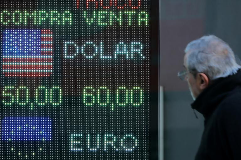 Un hombre observa una pizarra con las cotizaciones del mercado cambiario, que este 12 de agosto sufrió un descalabro en sintonía con la bolsa de Buenos Aires. Foto: Reuters