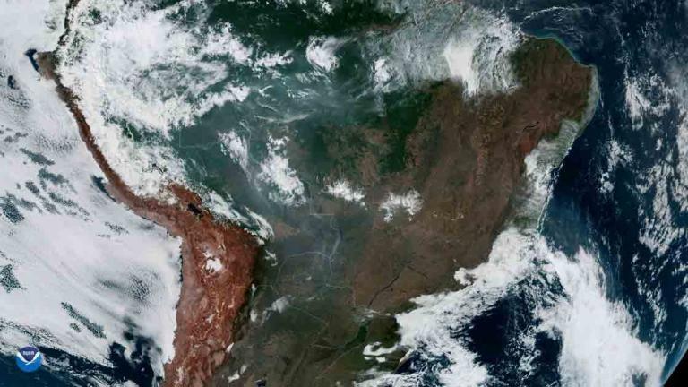 Los incendios que arden en la selva amazónica de Brasil se miran desde el espacio, capturados por el satélite meteorológico geoestacionario GOES-16 el 21 de agosto de 2019. Foto: Reuters.