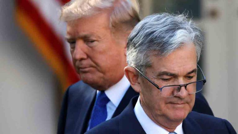 Aunque Donald Trump fue quien nombró a Powell, lo espolea a diario criticando que el año pasado subiera las tasas de interés demasiado rápido y hoy pide que la Fed las recorte drásticamente para debilitar al dólar. Foto: Reuters.