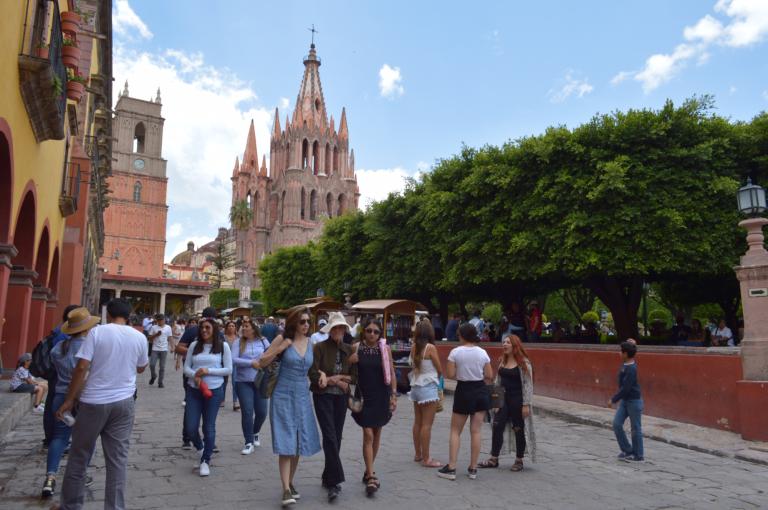 En San Miguel de Allende, una de las joyas turísticas de México, los agentes policiacos perciben salarios bajos y cuentan menos protecciones para su integridad. En la imagen, San Miguel a comienzos de agosto. Foto: Notimex.