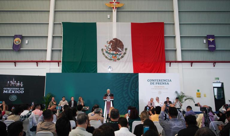 Previo a reunirse con los familiares de los bebés fallecidos en la guardería ABC, AMLO ofreció una conferencia en Hermosillo con la secretaria de Gobernación, Olga Sánchez, y el director del Seguro Social, Zoé Robledo, entre otros funcionarios. Foto: Notimex.